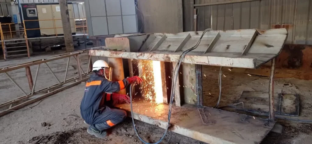 Soudure et meulage de structure